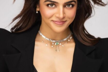 Premiqa’s ‘process of love’ is different from yours 🌸✨……………………………………………Hair- @sajzdot Makeup- @eshwarlog Photographer- @priyankknandwana Stylist- @manekaharisinghani